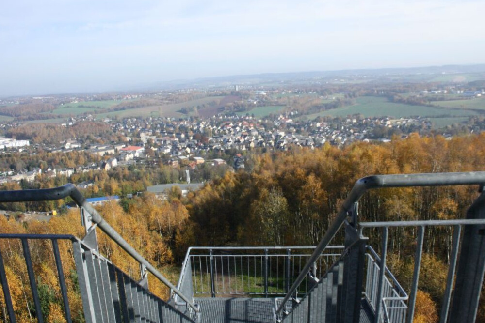 Aussichtsplattform mit Blick auf Oelsnitz im Erzgebirge im herbstlichen Panorama.